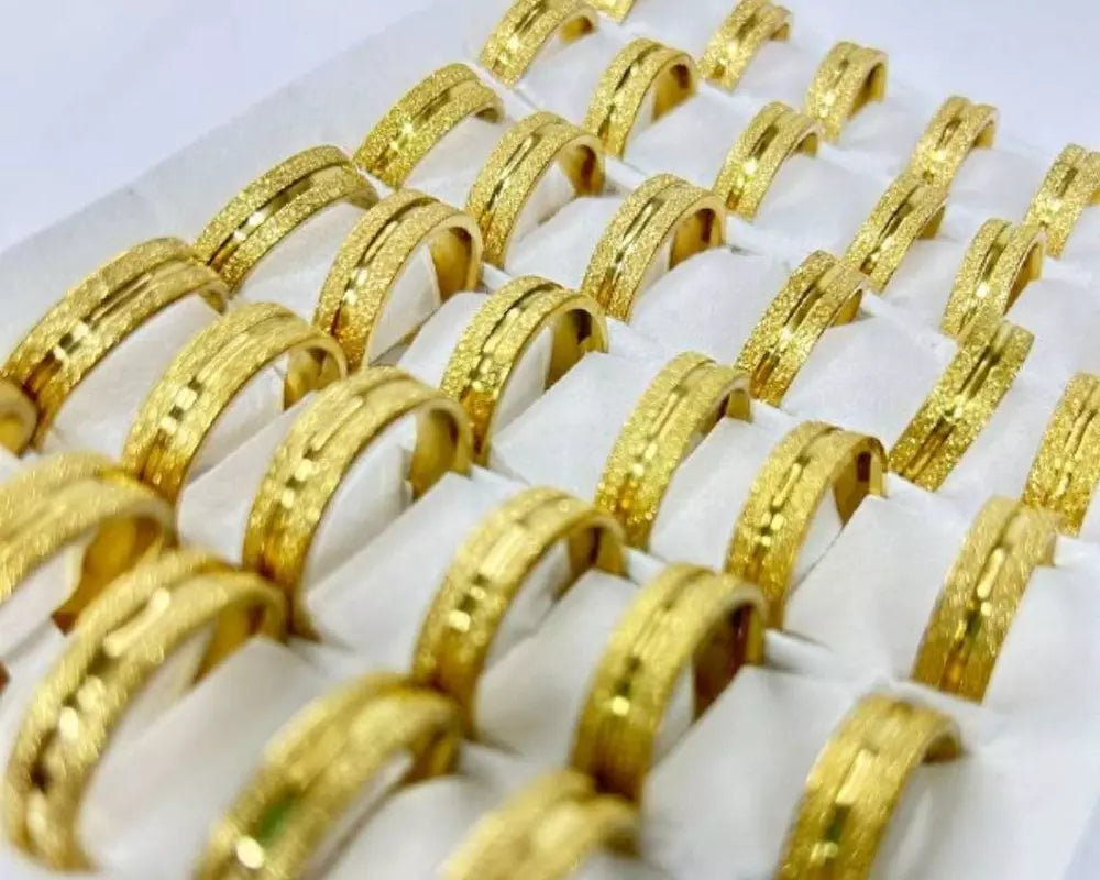 Par de Aliança Dourada Diamantada Com Friso 6mm